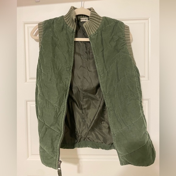 Army green vest - Picture 1 of 3